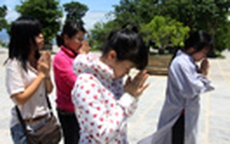 Thí sinh đội nắng lên chùa cầu may